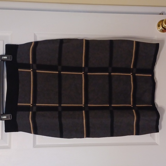 Nina Leonard Dresses & Skirts - Nina Leonard, sz L, black, tan & gray plaid, pull on pencil skirt. Super soft.
